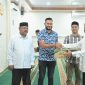 Wakil Bupati Aceh Besar, Drs, Syukri A. Jalil, , menyerahkan bantuan paket alat kebersihan untuk masjid di wilayah Aceh Besar secara simbolis kepada para Camat di Masjid Al Muhajirin Lanud Sultan Iskandar Muda (SIM), Blang Bintang, Minggu (09/03/2025).