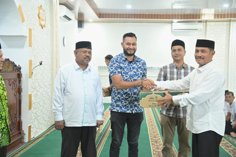 Wakil Bupati Aceh Besar, Drs, Syukri A. Jalil, , menyerahkan bantuan paket alat kebersihan untuk masjid di wilayah Aceh Besar secara simbolis kepada para Camat di Masjid Al Muhajirin Lanud Sultan Iskandar Muda (SIM), Blang Bintang, Minggu (09/03/2025).