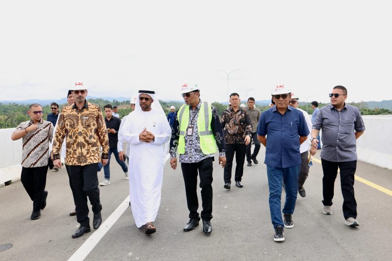 Plt Sekda Aceh, Drs. Alhudri, M.M, bersama Duta Besar Uni Emirat Arab (UEA) Untuk Republik Indonesia, H.E.Abdulla Salem Al Dhaheri, dan rombongan. meninjau ruas Tol Sigli - Banda Aceh seksi Padang Tiji- Seulimum, Minggu,(09/03/2025).