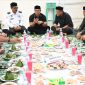 Bupati Aceh Besar H Syech Muharram Idris berbuka puasa bersama di Meunasah Gampong Gula Meunasah Baro, Kecamatan Krueng Barona Jaya, Aceh Besar, Minggu (09/03/2025). 