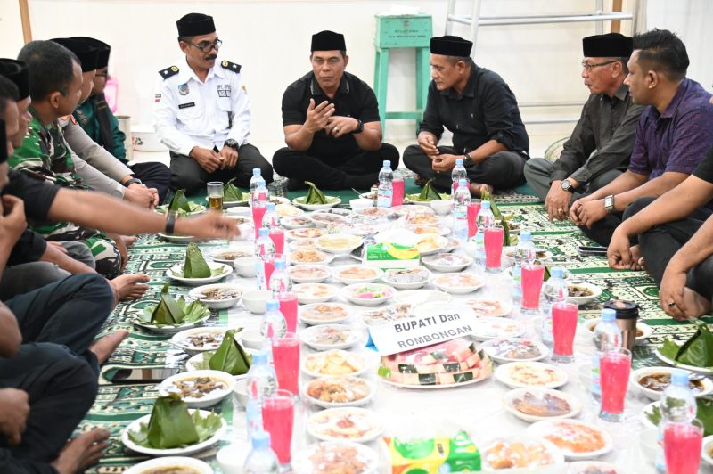 Bupati Aceh Besar H Syech Muharram Idris berbuka puasa bersama di Meunasah Gampong Gula Meunasah Baro, Kecamatan Krueng Barona Jaya, Aceh Besar, Minggu (09/03/2025). 