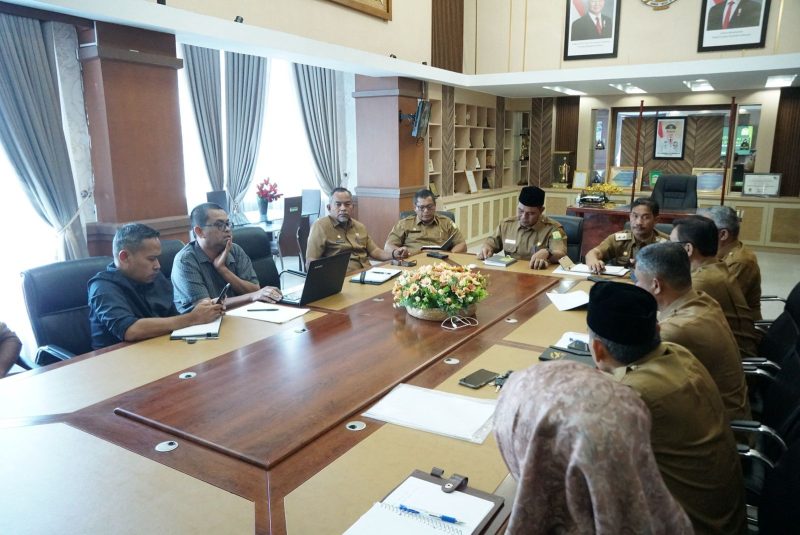 Bupati Aceh Besar Muharram Idris didampingi Wakil Bupati Drs Syukri, Plt Sekda Bahrul Jamil S.Sos M.Si serta para Asisten Sekdakab Aceh Besar mendengarkan paparan program kerja OPD Tahun 2025 di ruang Kerja Bupati Aceh Besar, Kota Jantho, Selasa (11/03/2025).