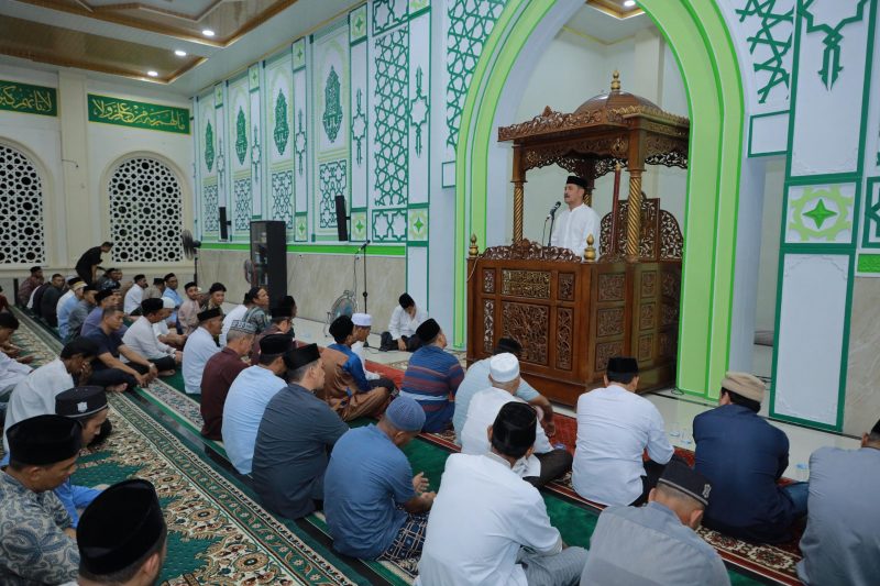 Wakil Bupati Aceh Besar Drs H Syukri memimpin kegiatan Safari Ramadhan 1446 H di Masjid Nurul Huda, Cot Karieng, Kecamatan Blang Bintang, Selasa (11/03/2025) malam.