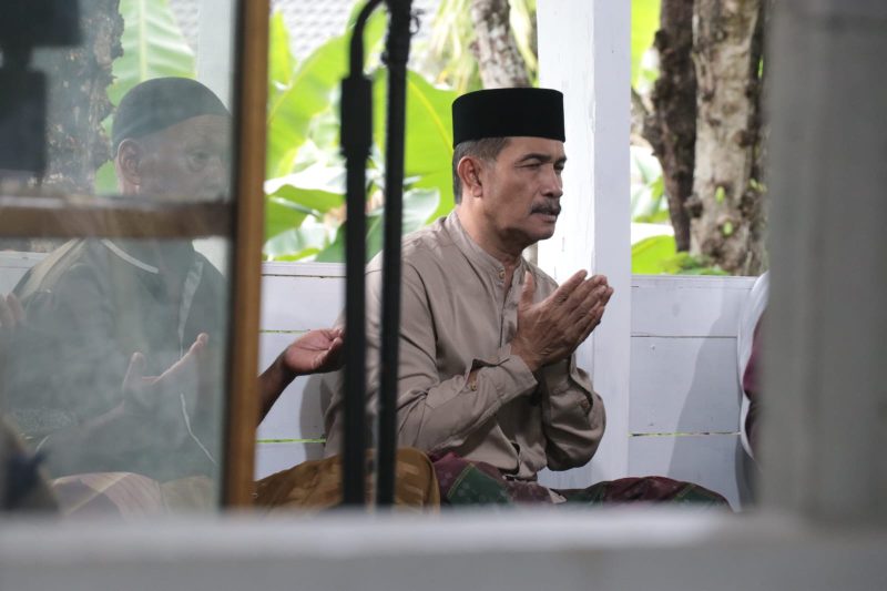 Wakil Bupati Aceh Besar Drs. Syukri A Jalil mengikuti doa bersama yang dipimpin oleh Tgk. H. Marwan Abdullah pada acara bersilaturrahmi dan buka puasa bersama Jamaah Beut di Dayah Abu Chik Cot Sayun, Blang Bintang, Aceh Besar, Kamis (13/03/2025) sore. 