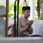 Wakil Bupati Aceh Besar Drs. Syukri A Jalil mengikuti doa bersama yang dipimpin oleh Tgk. H. Marwan Abdullah pada acara bersilaturrahmi dan buka puasa bersama Jamaah Beut di Dayah Abu Chik Cot Sayun, Blang Bintang, Aceh Besar, Kamis (13/03/2025) sore. 