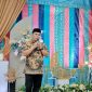 Bupati Aceh Besar Muharram Idris sampaikan sambutan pada buka puasa bersama Nakes di Puskesmas Krueng Barona Jaya, Kamis (13/03/2025).