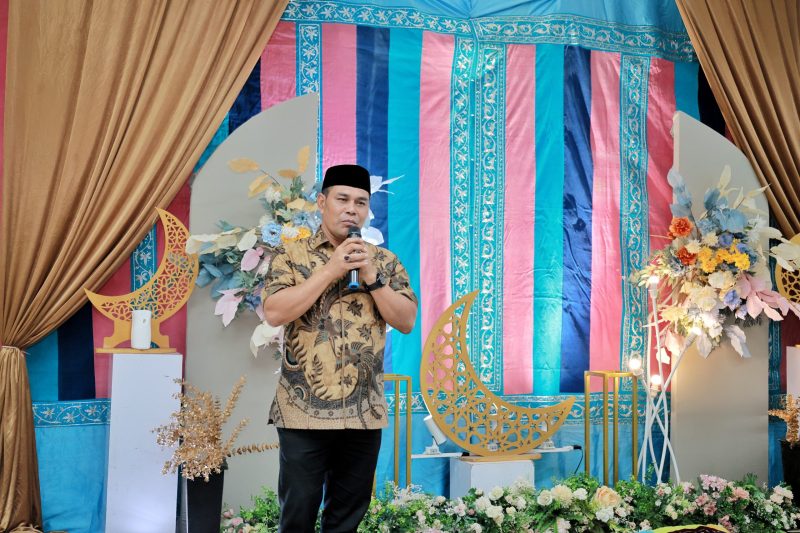 Bupati Aceh Besar Muharram Idris sampaikan sambutan pada buka puasa bersama Nakes di Puskesmas Krueng Barona Jaya, Kamis (13/03/2025).