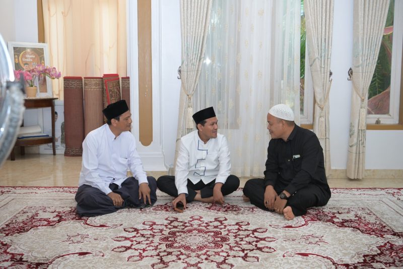 Aceh Utara– Wakil Gubernur Aceh, H. Fadhlullah, bersilaturrahmi kekediaman Pimpinan Dayah Darul Muttaqin, Tgk Muzakir (Waled Lapang), di Kecamatan Lapang, Aceh Utara, Kamis 14/03/2025. Kunjungan ini bertujuan mempererat hubungan antara ulama dan umara serta memohon doa untuk kemajuan Aceh dan penerapan syariat Islam.