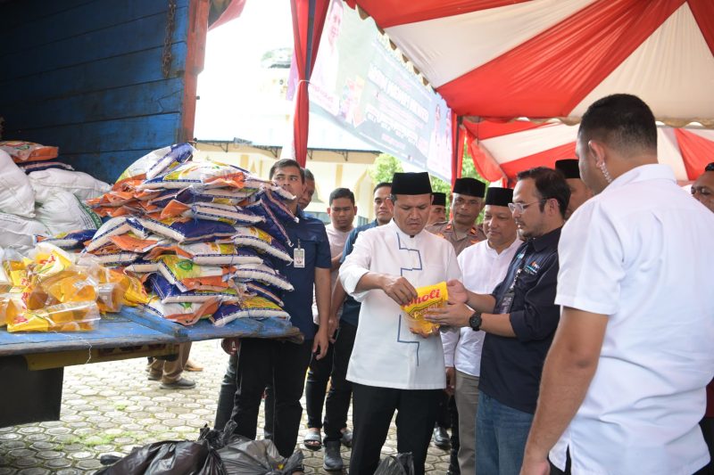 Wakil Gubernur Aceh, H. Fadhlullah, SE., membuka Gerakan Pangan Murah yang digelar oleh Dinas Pangan Aceh bekerja sama dengan Bulog, di Halaman Masjid Manzilul Minan, Gampong Seuneubok Baroh, Kecamatan Aceh Timur, Jumat, 14 Maret 2025.