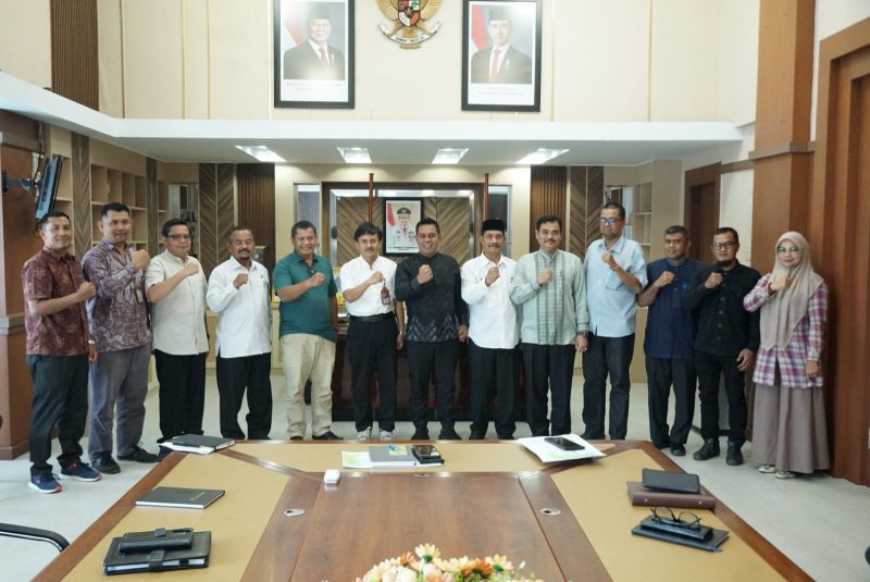 Bupati Aceh Besar Muharram Idris dan Wabup Drs Syukri foto bersama satuan tugas swasembada pangan Provinsi Aceh diruangkerjanya, Kota Jantho, Jum'at (14/03/2025). 