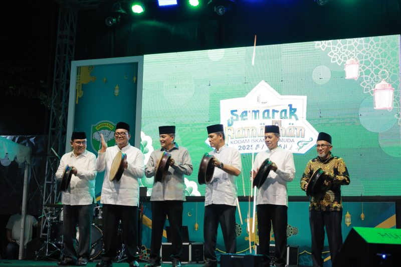 Asisten II Setdakab Aceh Besar menghadiri Pembukaan Kegiatan Semarak Ramadhan 1446 H/2025 M Kodam IM di Lapangan Blang Padang Kota Banda Aceh, Jum'at (14/03/2025).