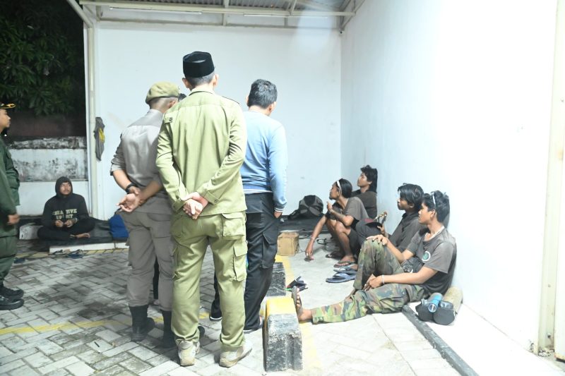 Petugas Satpol PP dan WH Aceh Besar dan personel Polsek Peukan Bada, menertibkan 8 gepeng, di depan Swalayan Beuradeun, Peukan Bada, Kabupaten Aceh Besar, Jumat (14/03/2025) malam. 