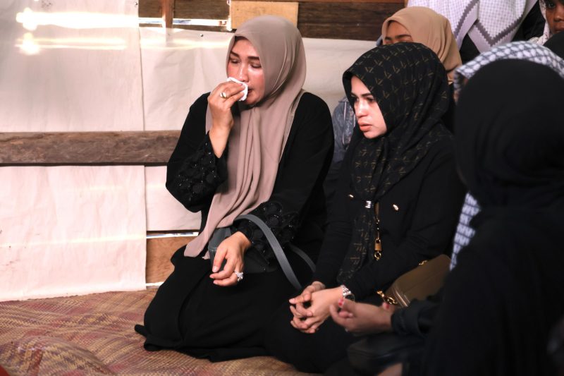 Istri Gubernur Aceh, Marlina Muzakir, melayat ke rumah duka almarhum supir pribadinya Muhammad Zaini yang meninggal dunia, di Gampong Keutapang Bambong, Kecamatan Delima, Kabupaten Pidie, Sabtu, (15/03/2025) .