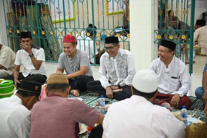 Asisten III Sekdakab Aceh Besar Jamaluddin, S.Sos, MM, menghadiri buka puasa bersama di Meunasah An Nikmah, Dusun Aron, Gampong Gue Gajah, Kecamatan Darul Imarah, Aceh Besar, pada Sabtu (15/03/2025).