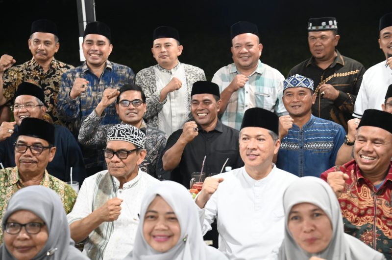 Bupati Aceh Besar H Syech Muharram Idris foto bersama seusai buka bersama pengurus ICMI Aceh Besar di Rumah Makan Cut Bit, Gampong Bueng Bakjok, Kecamatan Kuta Baro, Aceh Besar, Sabtu (15/03/2025). 