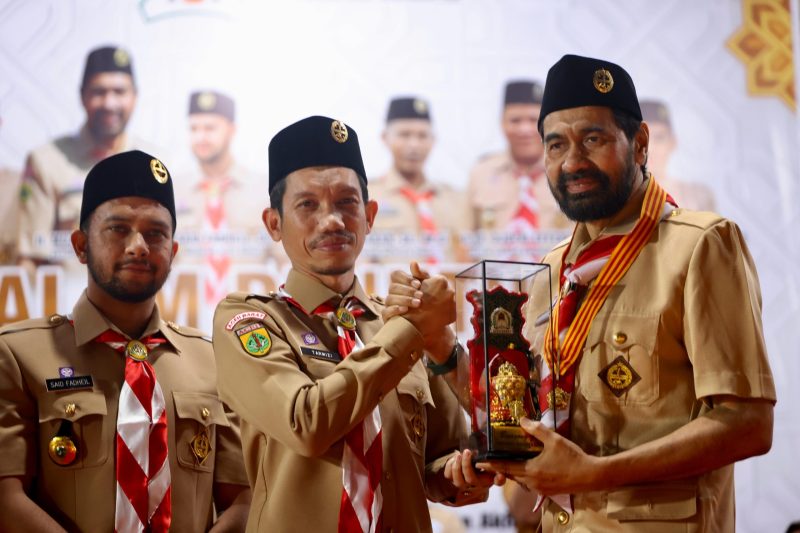 Gubernur Aceh, H. Muzakir Manaf,  memberi sambutan sekaligus meyerahkan piala bergilir pada penutupan Musabaqah Tunas Ramadan XXIV Tahun 2025, di Lapangan Pendidikan Aceh Barat, Sabtu (15/03/2025).