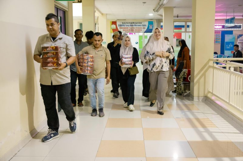 Marlina Muzakir, istri Gubernur Aceh sekaligus Ketua TP PKK Aceh, membagikan nasi sahur kepada keluarga pasien di RSUDZA, tukang becak dan pedagang kios di Banda Aceh, Minggu (16/03/2025) dini hari.