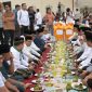 Banda Aceh - Wakil Gubernur Aceh, H. Fadhlullah, SE, bersama Plt Sekda, para Asisten, Kepala SKPA dan Kepala Biro Setda Aceh, berbuka puasa bersama Forkopimda Aceh di Halaman Masjid Raya Baiturrahman, Minggu (16/03/2025). Hadir juga  dalam buka puasa itu para Bupati dan Wali Kota se Aceh.