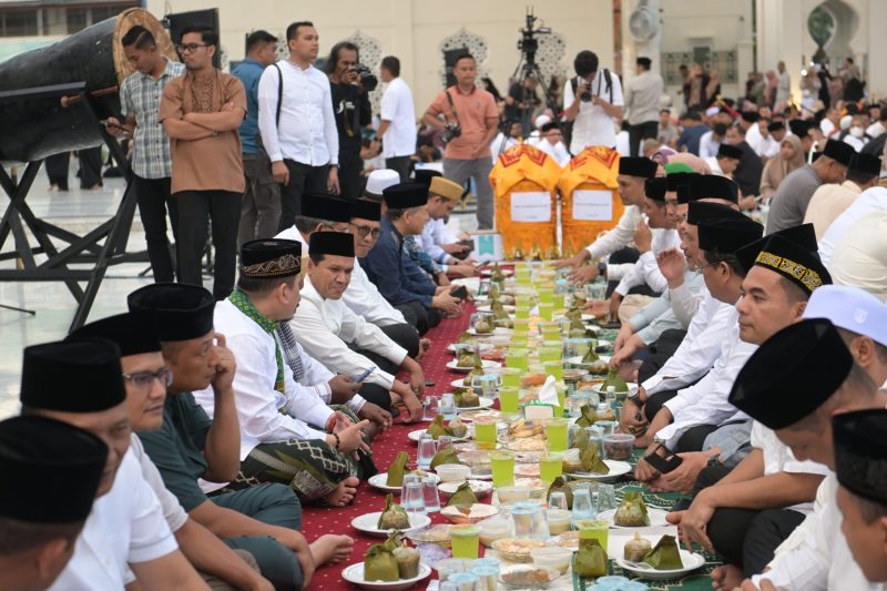 Banda Aceh - Wakil Gubernur Aceh, H. Fadhlullah, SE, bersama Plt Sekda, para Asisten, Kepala SKPA dan Kepala Biro Setda Aceh, berbuka puasa bersama Forkopimda Aceh di Halaman Masjid Raya Baiturrahman, Minggu (16/03/2025). Hadir juga  dalam buka puasa itu para Bupati dan Wali Kota se Aceh.