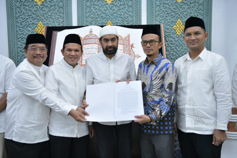 Gubernur Aceh, Muzakir Manaf didampingi Wagub Aceh, Fadhlullah, SE menyarahkan secara simbolis Instruksi Gubernur Aceh Tentang Pelaksanaan Shalat Fardhu Berjamaah Aparatur Negara Masyarakat serta pelaksanaan mengaji di satuan pendidikan se-aceh yang diterima Oleh Walikota Subulussalam, H. Rasyid Bancin serta Bupati Se-Aceh di Masjid Raya Baiturrahman, Banda Aceh, Minggu, (16/03/2025).