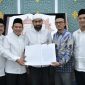 Gubernur Aceh, Muzakir Manaf didampingi Wagub Aceh, Fadhlullah, SE menyarahkan secara simbolis Instruksi Gubernur Aceh Tentang Pelaksanaan Shalat Fardhu Berjamaah Aparatur Negara Masyarakat serta pelaksanaan mengaji di satuan pendidikan se-aceh yang diterima Oleh Walikota Subulussalam, H. Rasyid Bancin serta Bupati Se-Aceh di Masjid Raya Baiturrahman, Banda Aceh, Minggu, (16/03/2025).