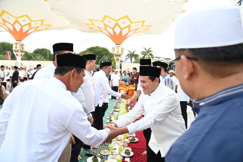 Bupati Aceh Besar H Syech Muharram Idris menyambut kedatangan Wagub Aceh H. Fadhlullah, S.E dalam acara buka puasa bersama di halaman Masjid Raya Baiturrahman, Banda Aceh, Minggu (16/03/2025) sore. 