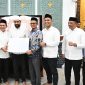 Gubernur Aceh Muzakir Manaf menyerahkan Surat Edaran Gubernur Aceh tentang menghentikan kegiatan menjelang adzan secara simbolis kepada Bupati dan Walikota di Masjid Raya Baiturrahman Banda Aceh, Minggu (16/03/2025) malam. 