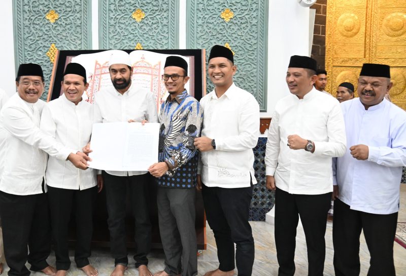 Gubernur Aceh Muzakir Manaf menyerahkan Surat Edaran Gubernur Aceh tentang menghentikan kegiatan menjelang adzan secara simbolis kepada Bupati dan Walikota di Masjid Raya Baiturrahman Banda Aceh, Minggu (16/03/2025) malam. 