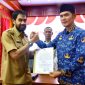 Gubernur Aceh, H. Muzakir Manaf, menyerahkan SK Plt Sekda Aceh kepada Kadispora Aceh, M Nasir, di Meuligoe Gubernur Aceh, Senin, (17//03/2025).