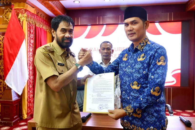 Gubernur Aceh, H. Muzakir Manaf, menyerahkan SK Plt Sekda Aceh kepada Kadispora Aceh, M Nasir, di Meuligoe Gubernur Aceh, Senin, (17//03/2025).