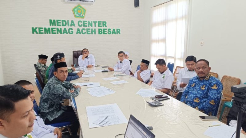 Kankemenag Aceh Besar Saifuddin memimpin rakor penetapan besaran zakat fitrah di aula kandepag, Kota Jantho, Senin (17/03/2025).