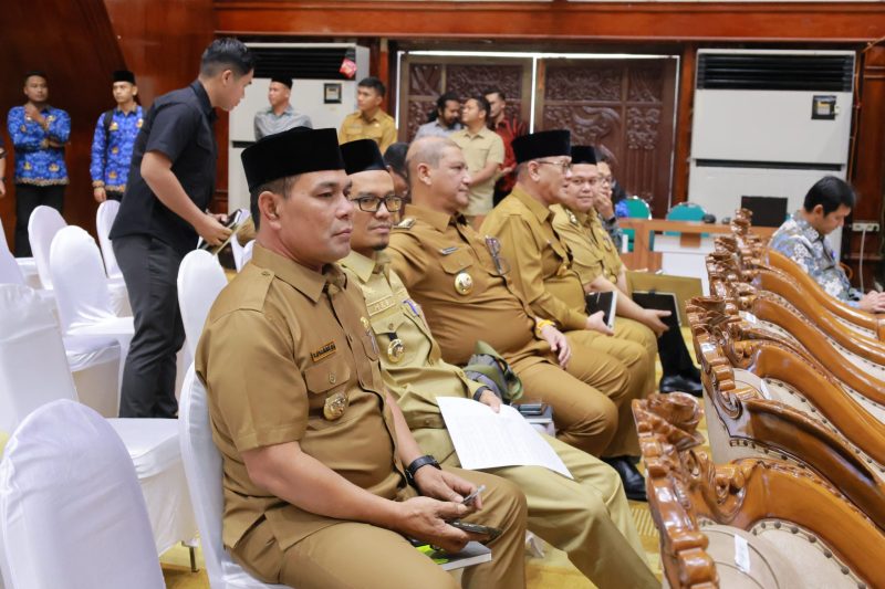 Bupati Aceh Besar, Muharram Idris (Syech Muharram), mengikuti rapat Pemerintah Aceh dengan Forkopimda Aceh dan Bupati/Wali Kota se-Aceh. di Anjong Mon Mata, Banda Aceh, Senin (17/03/2025).