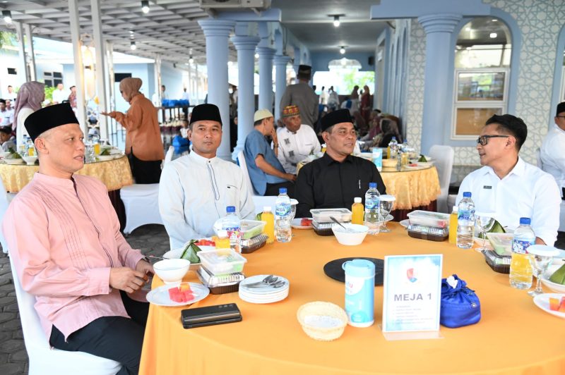 Bupati Aceh Besar H Syech Muharram Idris menghadiri buka puasa bersama di Masjid Almuhajirin, Lanud SIM, Kecamatan Blang Bintang, Aceh Besar, Senin (17/03/2025) sore.