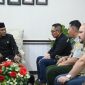 Bupati Aceh Besar Syech Muharram menerima kunjungan staf ahli Kementerian Pertanian RI Hendri Sasiawan, di Ruang Kerja Bupati di Gedung Dekranasda Aceh Besar, Gampong Gani, Kecamatan Ingin Jaya, Aceh Besar, Senin (17/03/2025).