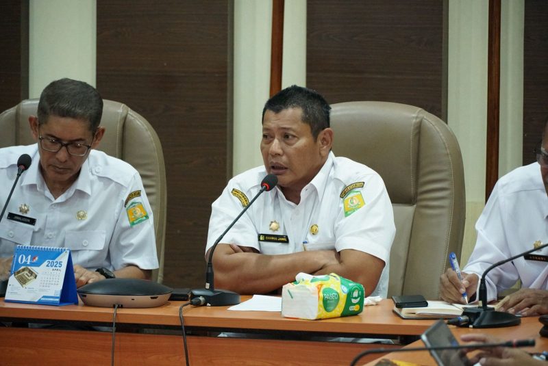 Plt Sekda Aceh Besar Bahrul Jamil S.Sos M.Si menerima audiensi puluhan guru lulus PPPK di Kantor Bupati Aceh Besar, Kota Jantho, Rabu (19/03/2025). 