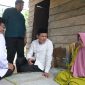 Wakil gubernur Aceh, Fadhlullah, SE didampingi Bupati Aceh Singkil, melakukan kunjungan ke kediaman dua penerima bantuan rumah layak huni di kab. Singkil, (19/03/2025).