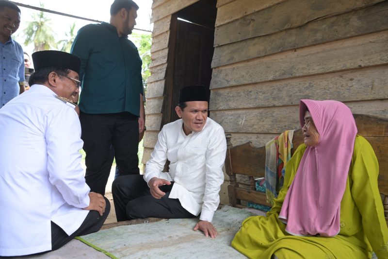 Wakil gubernur Aceh, Fadhlullah, SE didampingi Bupati Aceh Singkil, melakukan kunjungan ke kediaman dua penerima bantuan rumah layak huni di kab. Singkil, (19/03/2025).