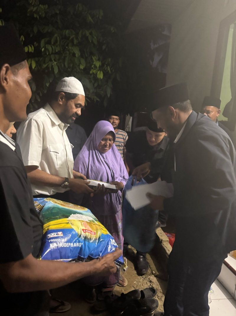 Gubernur Aceh H. Muzakir Manaf menyerahkan Bantuan berupa sembako, kain Sarung dan uang tunai kepada wak Hamamah salah satu korban konflik di Gampong Seuneubok Teungoh Kec Darul Ihsan Aceh Timur, (19/03/2025).