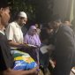 Gubernur Aceh H. Muzakir Manaf menyerahkan Bantuan berupa sembako, kain Sarung dan uang tunai kepada wak Hamamah salah satu korban konflik di Gampong Seuneubok Teungoh Kec Darul Ihsan Aceh Timur, (19/03/2025).