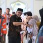 Asisten I Sekda Aceh Besar Farhan AP, di dampingi General Affairs (GA) dan Community Relations (Comrel) Manager PT SBA Tafaul Rijal, menyerahkan santunan anak yatim, di Masjid Al-Istiqamah, Kemukiman Kueh, Kecamatan Lhoknga, Kabupaten Aceh Besar, Kamis (20/03/2025). 