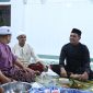 Bupati Aceh Besar, Muharram Idris menunggu berbuka puasa bersama dengan masyarakat Dusun Ayahanda, di Meunasah Gampong Ajuen, Kecamatan Peukan Bada, Aceh Besar, pada Kamis (20/03/2025). 